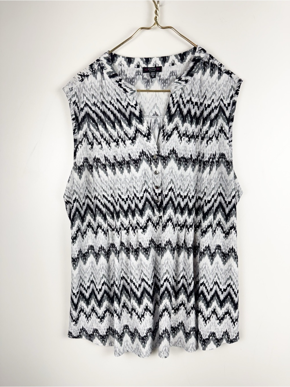 Cocomo Woman Blouse 3X Plus Size Sleeveless Henley Chevron Ikat Black White Top